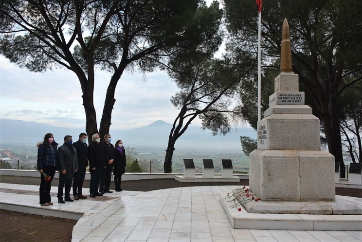 Başkan Eriş, 18 Mart’ta Şehitler Anıtlarını Ziyaret Etti